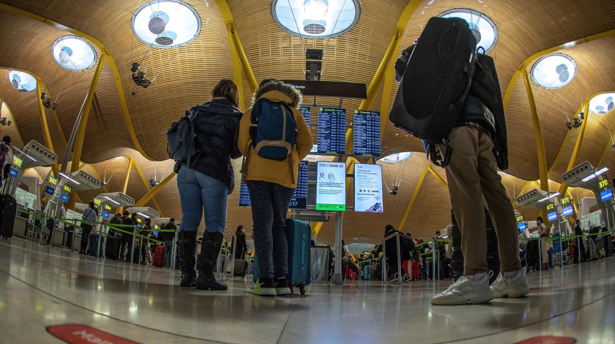 Viajeros esperando en la T4 del Aeropuerto Adolfo Suárez Barajas en Madrid