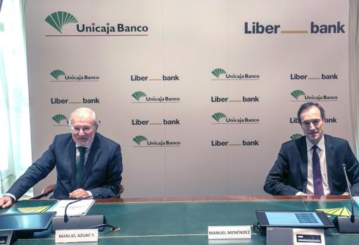 Manuel Azuaga, presidente de Unicaja, y Manuel Menéndez, consejero delegado de Liberbank, firmaron la fusión en vísperas de Nochevieja