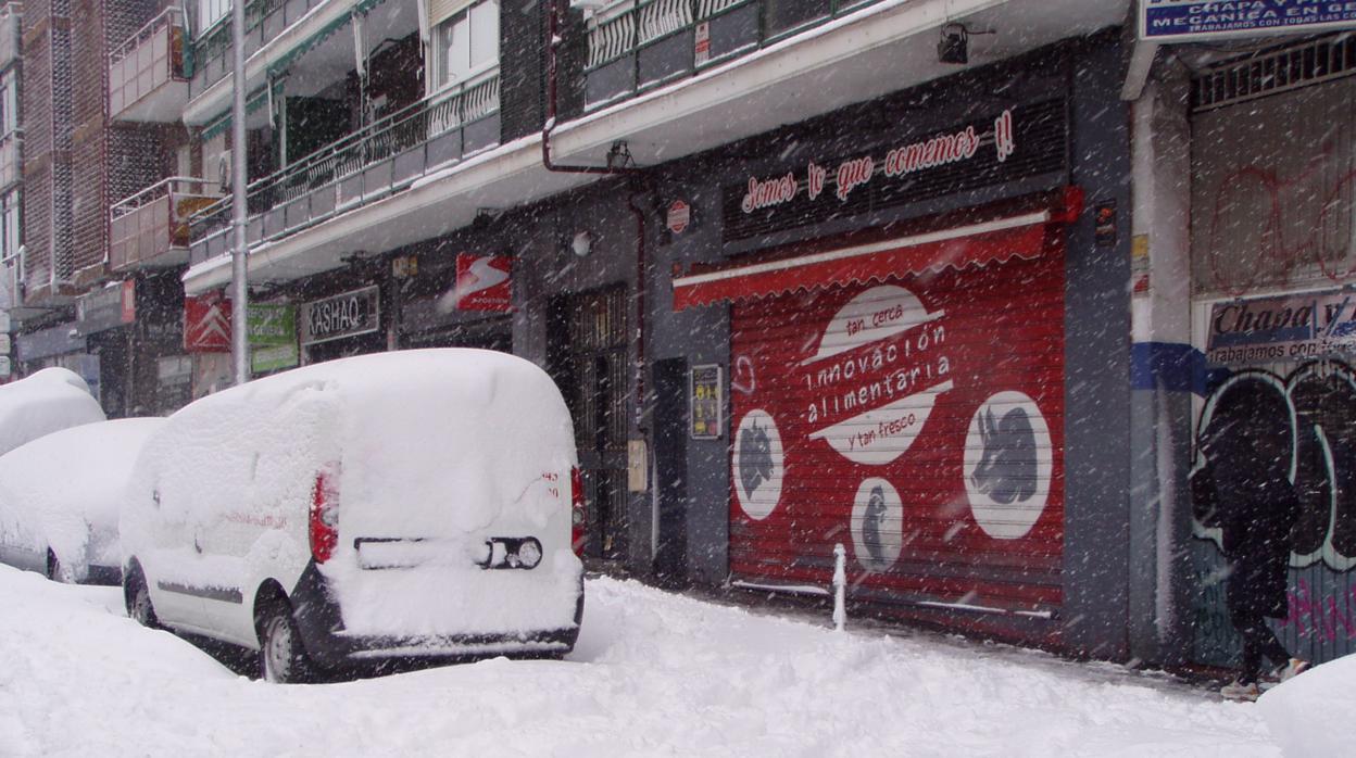 Establecimiento cerrado hoy en Carabanchel (Madrid) por la fuerte nevada