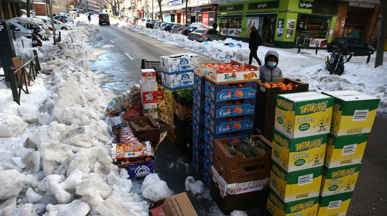 Entrega de alimentos en el barrio de Prosperidad (Madrid)