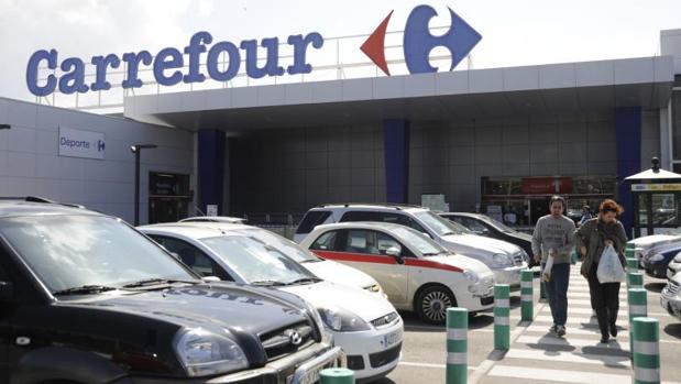 El grupo canadiense Couche-Tard lanza una oferta de compra por Carrefour de 16.352 millones