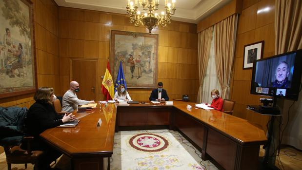 El diálogo social ultima un pacto clave para evitar un tsunami laboral