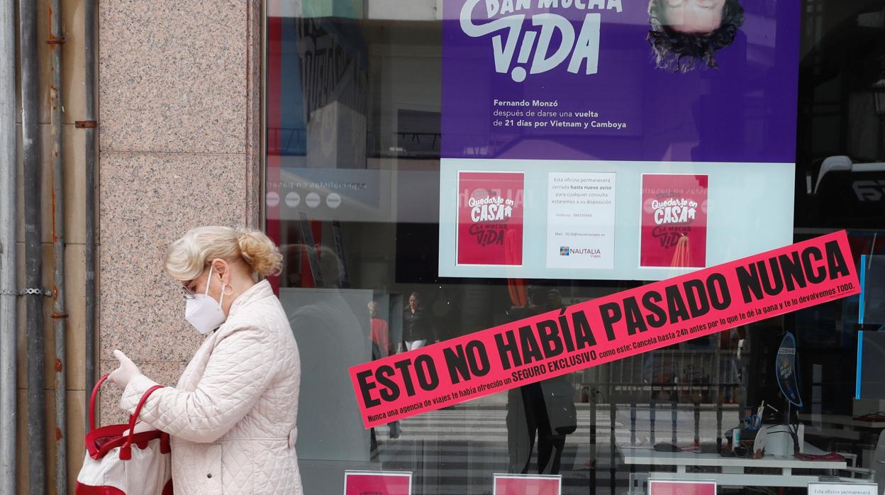 Una viandante pasa delante de una tienda en Oviedo