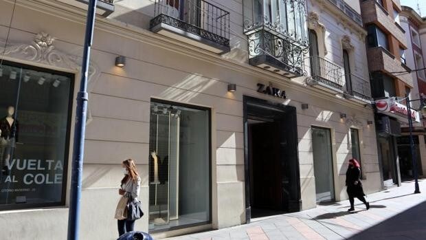 Antonio Abril deja la secretaría general de Inditex tras 32 años para centrarse en la Universidad