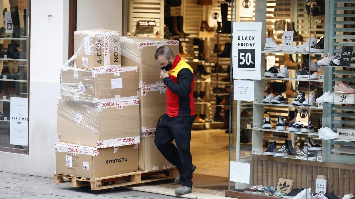 Un repartidor de mercancía en una calle comercial de Córdoba