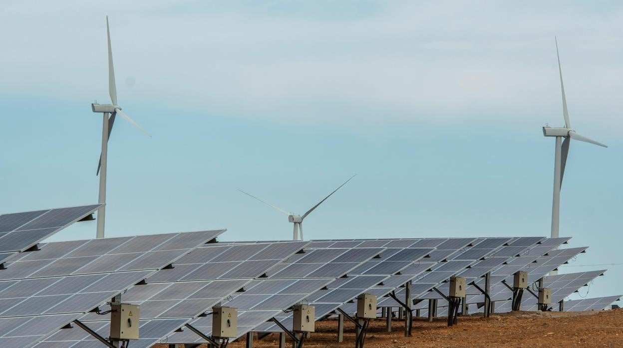 Planta eólica y fotovoltaica, que integra aerogeneradores y placas solares