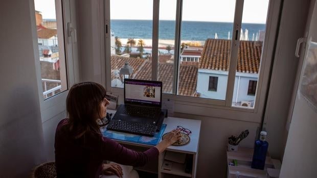 Caen hasta los 220.000 los andaluces que teletrabajan, un 45% menos que en junio de 2020