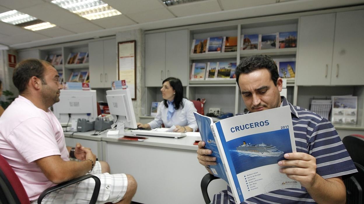 Clientes en una agencia de viaje antes de la pandemia