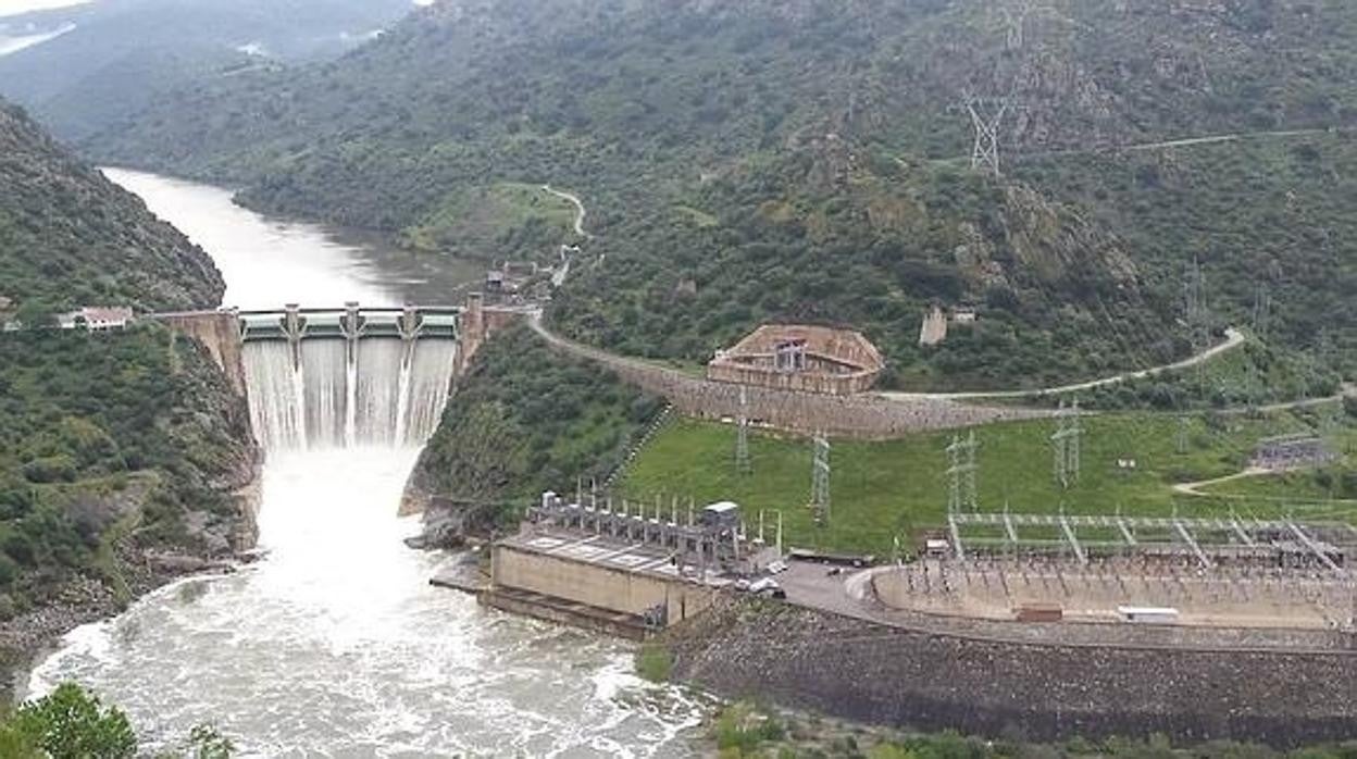 Presa de Saucelle, de Iberdrola, en el Duero, en la frontera entre España y Portugal