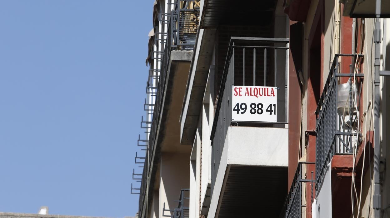 Anuncio de un piso en alquiler en un balcón de la capital cordobesa