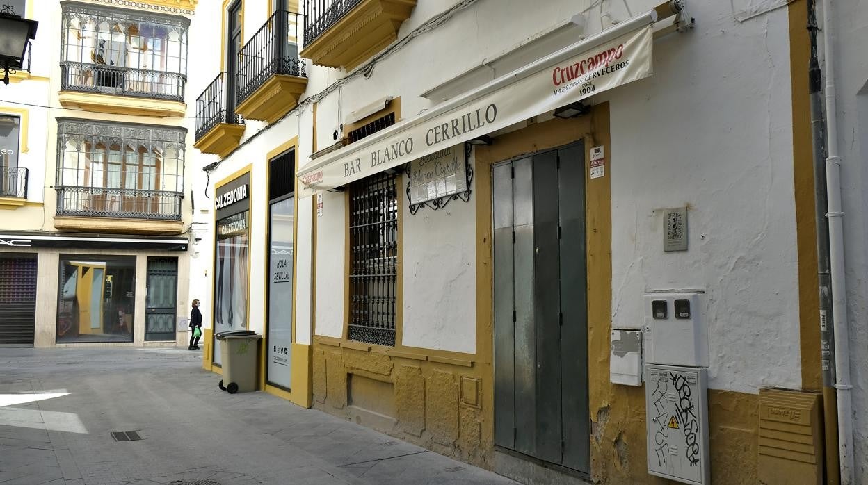 Bares y comercios cerrados durante el confinamiento en Sevilla