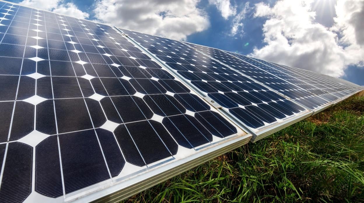 Panneles solares en una instalación de Ayesa