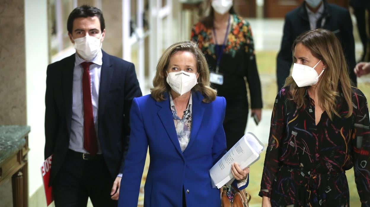 La ministra de Economía, Nadia Calviño junto a la presidenta de la Comisión Mixta UE, Susana Zumeldo, a su llegada a la Comisión esta tarde en el Congreso