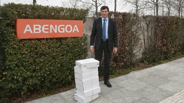 Los accionistas minoritarios entregan en la sede de Abengoa los votos a favor de la destitución del consejo