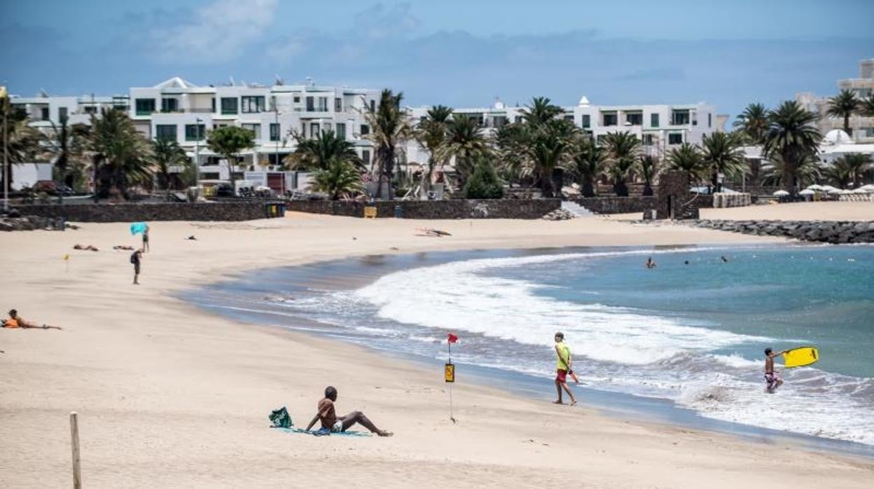 Playa de Las Cucharas en Costa Teguise en Lanzarote (Islas Canarias)