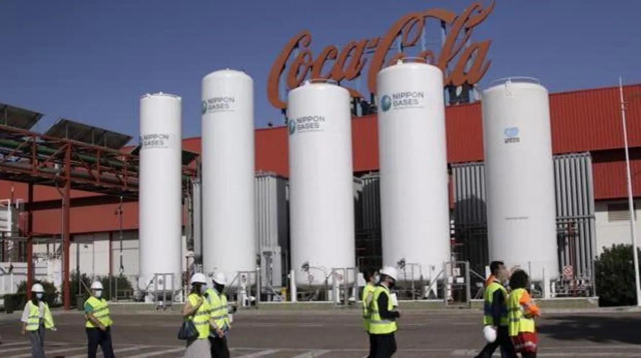 La embotelladora de Coca-Cola y los sindicatos pactan un ERE con 360 prejubilaciones y bajas incentivadas