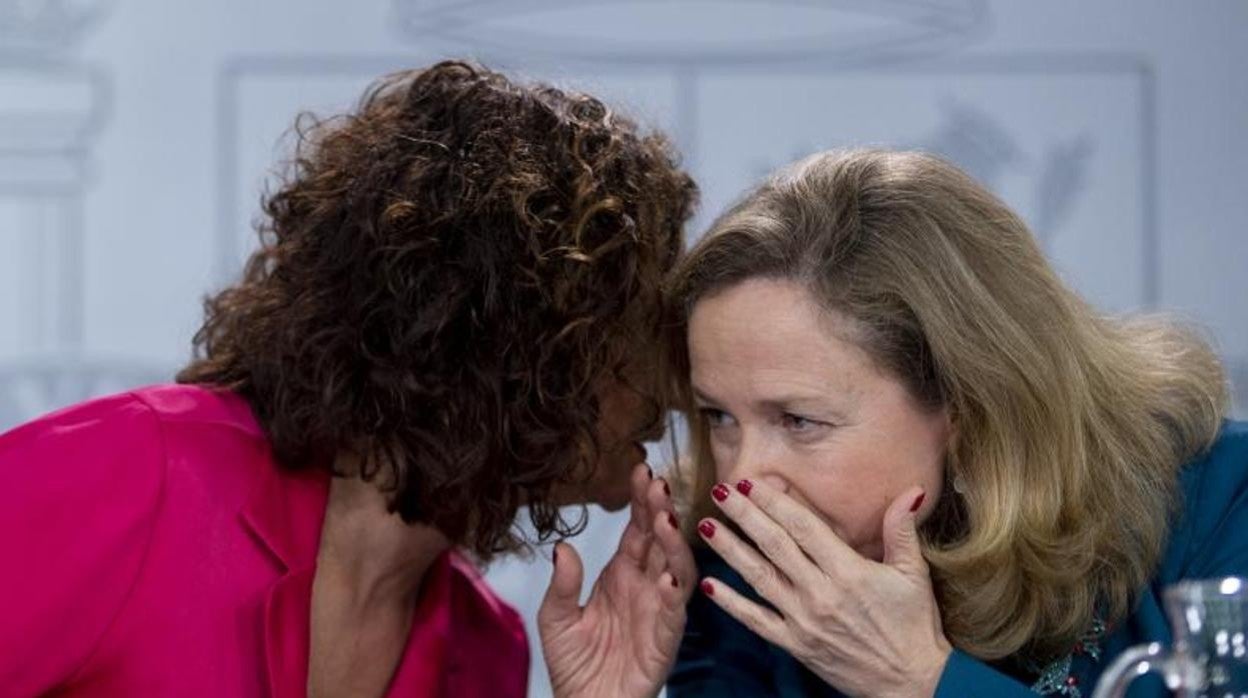 La ministra de Hacienda, María Jesús Montero (izda) y la vicepresidenta tercera y ministra de Asuntos Económicos, Nadia Calviño (dcha)