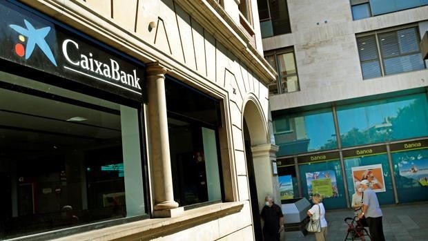 La CNMC impone condiciones a la fusión de Caixabank y Bankia por el riesgo de exclusión financiera