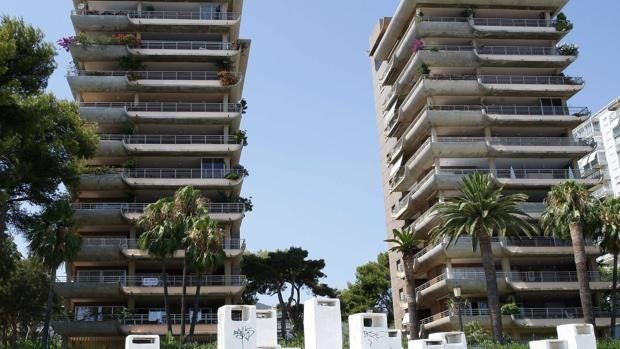 Las islas y Valencia, las regiones donde más cayeron las compraventas de vivienda por la falta de turistas