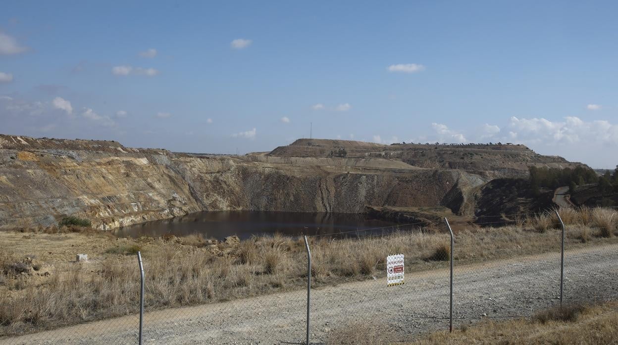 Imagen de la antigua corta de la mina de Aznalcóllar