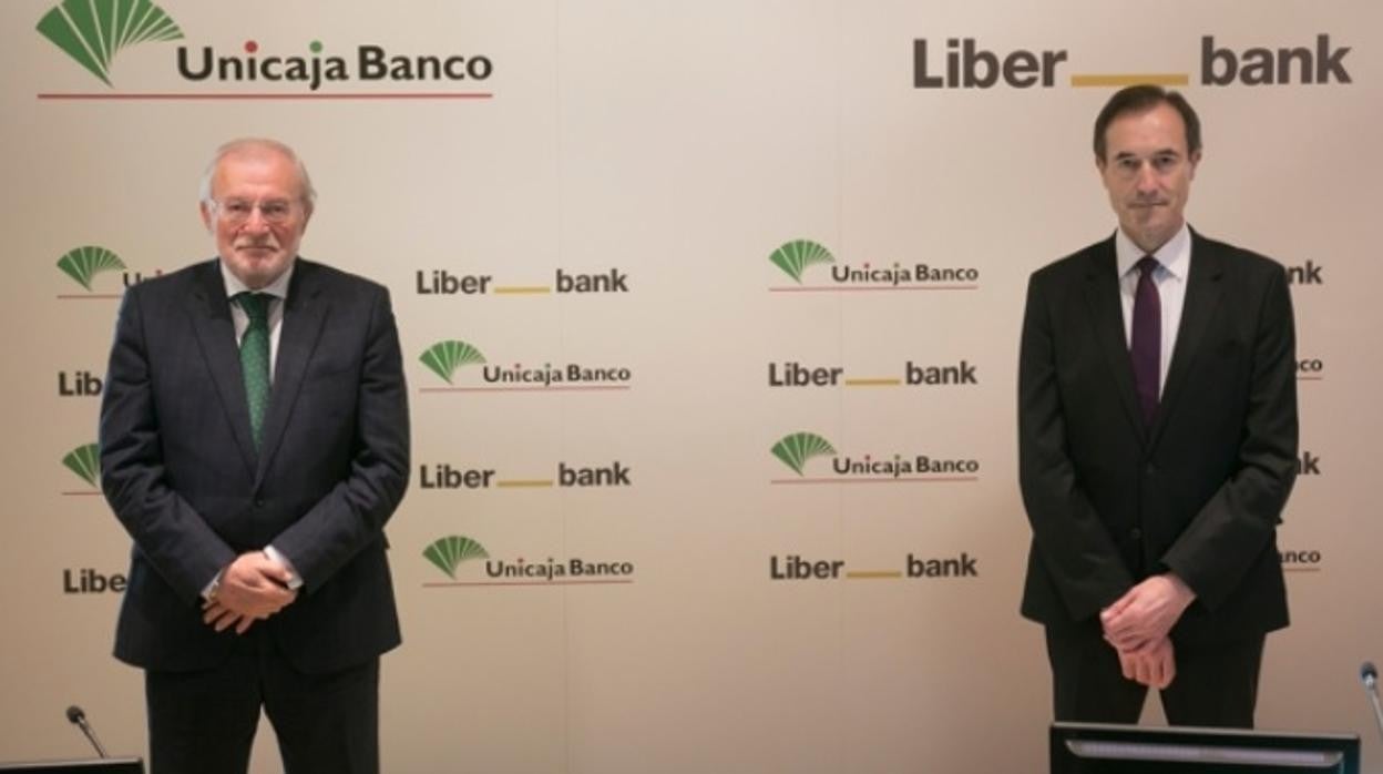 Manuel Azuaga y Manuel Menéndez, en la presentación del proyecto de fusión en 2020