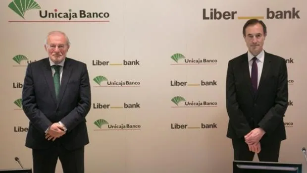 Fusión Unicaja-Liberbank: Azuaga y Menéndez anuncian que los cambios de plantilla serán negociados