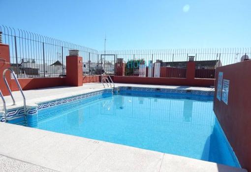 Piscina de la casa en el barrio de Santa Cruz