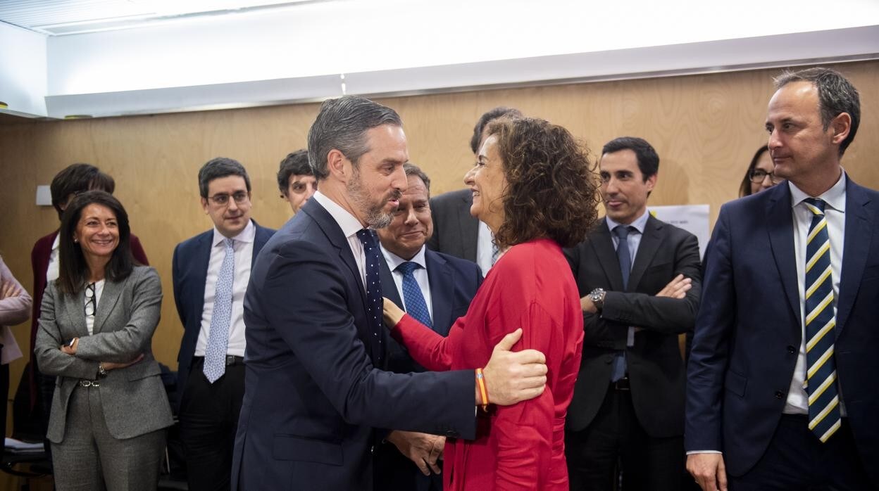 El consejero de Hacienda de la Junta de Andalucía, Juan Bravo, y la ministra y portavoz del Gobierno, María Jesús Montero, en el último Consejo de Política Fiscal celebrado de manera presencial, en febrero de 2020