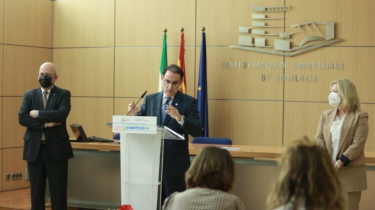 Javier Sánchez, Javier González de Lara y Ana Alonso en la rueda de prensa