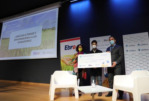 Representantes de Entomo Agroindustrial y Cube Technology reciben el galardón