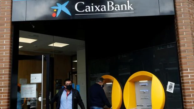 ¿Qué criterios usará CaixaBank para recortar 8.291 empleos en España?