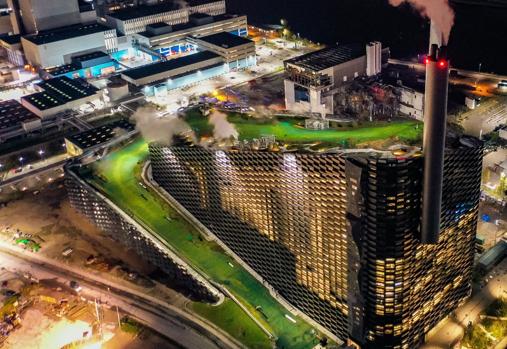 Planta de valorización energética de resituos Amager Bakke, o también conocida como Copenhill, en Copenhague