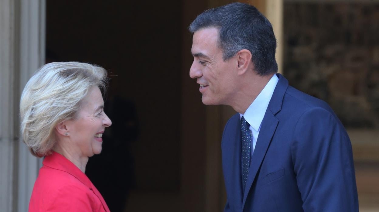 La presidenta de la Comisión Europea, Ursula von der Leyen, con el presidente del Gobierno, Pedro Sánchez