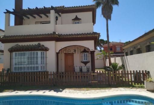 Jardín y piscina del chalé en Chiclana