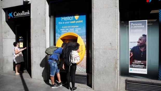 Caixabank presenta un plan de recolocación con cursos y cazatalentos para 7.791 trabajadores