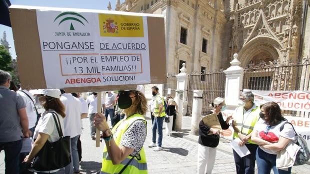 Trabajadores de Abengoa piden a Gobierno y Junta que no los «abandonen» en una protesta en Sevilla