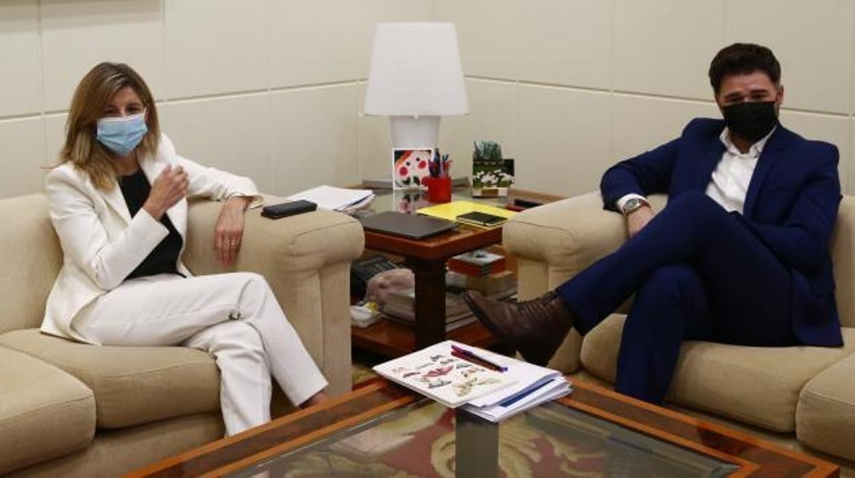 La vicepresidenta tercera , Yolanda Díaz, y el portavoz de ERC en el Congreso, Gabriel Rufián