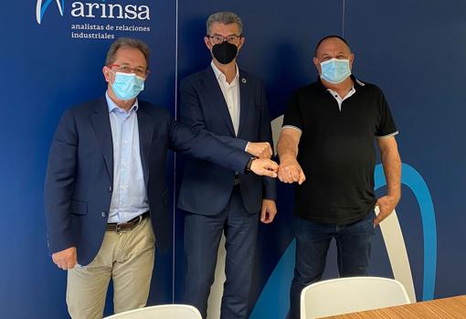 Pedro Hojas, Carles Navarro y Agustín Martín, tras la firma