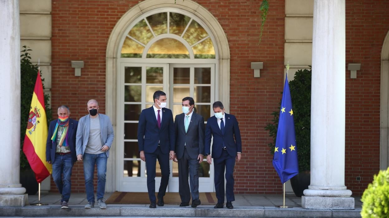 Pedro Sánchez junto a representantes de agentes sociales