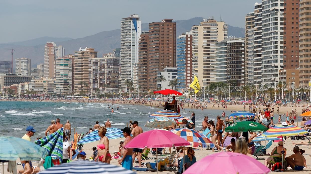 Ambiente en una playa de Benidorm (Alicante)/ Europa reabre sus fronteras a turistas vacunados de terceros países