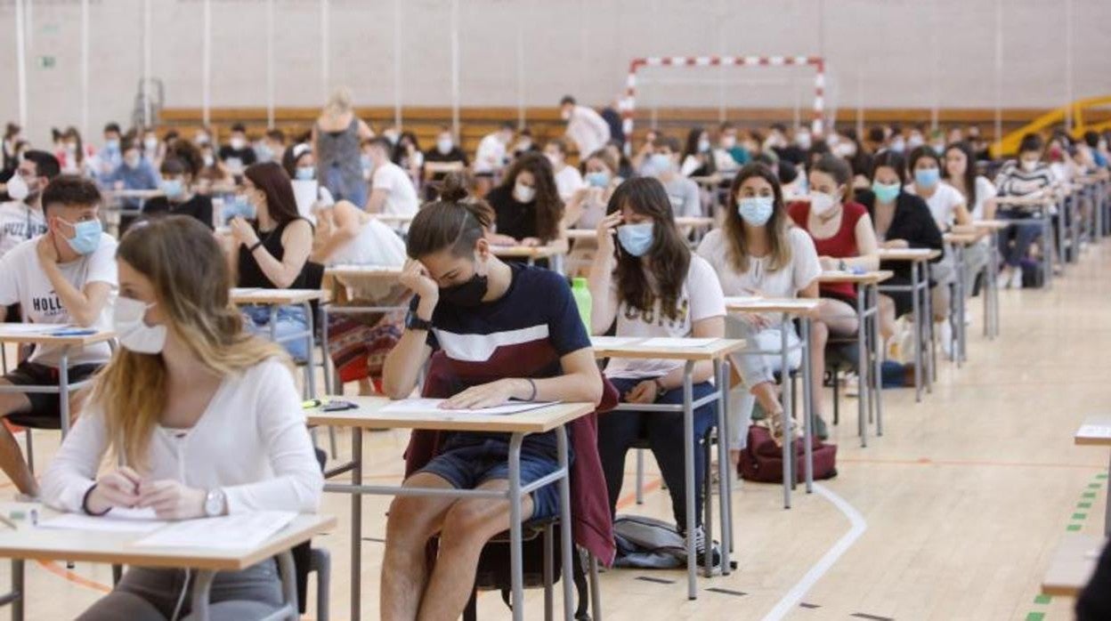 Un grupo de estudiantes de Navarra durante las pruebas del EvAU del año pasado