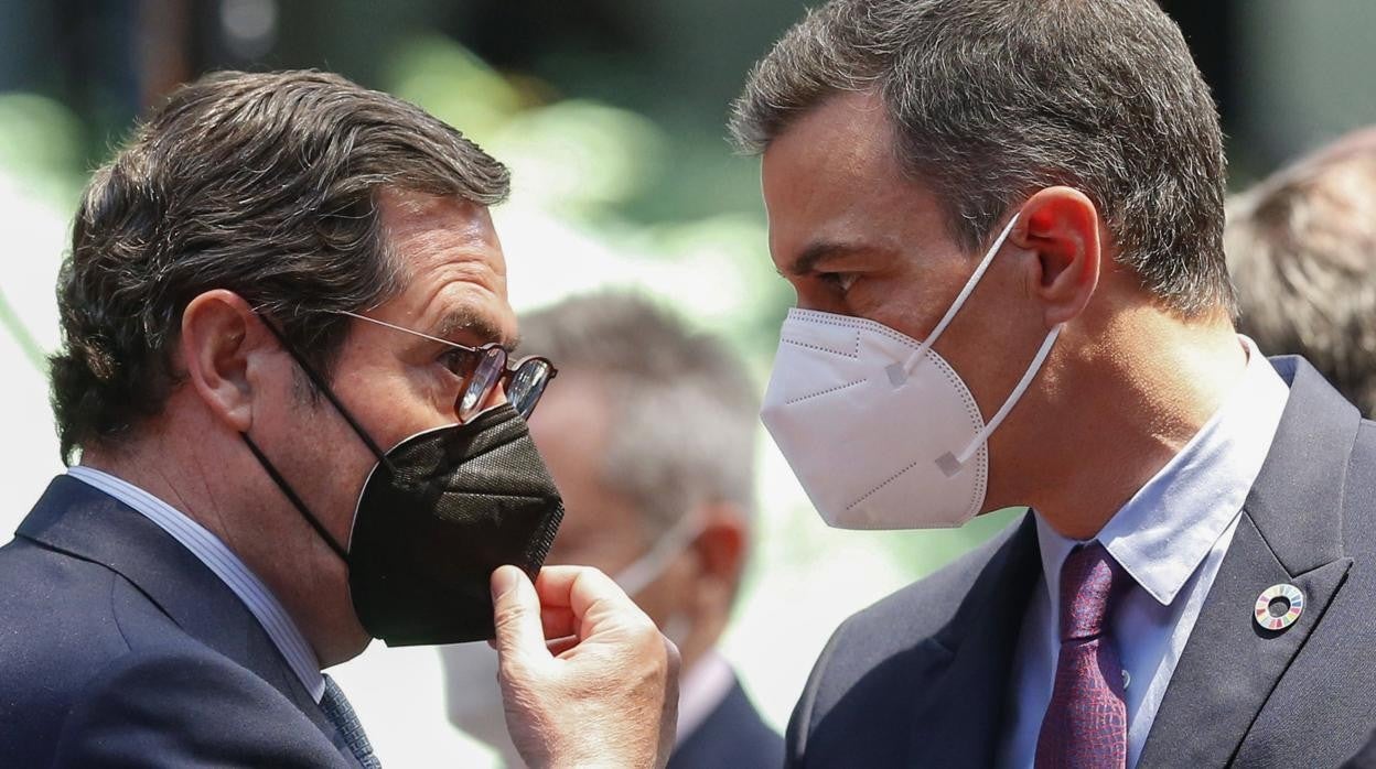El presidente de la CEOE, Antonio Garamendi, y el presidente del Gobierno, Pedro Sánchez / Calvo dice que el Gobierno ha protegido el empleo «como no se ha hecho nunca»