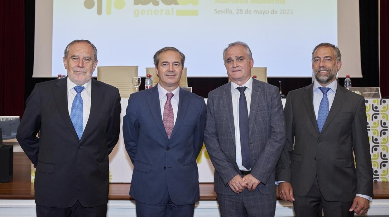 Luis Francisco Ortega Medina, secretario del consejo rector; Antonio Pérez Ostos, presidente; Antonio Mingorance Gutiérrez, vicepresidente; y Francisco José Chacón Ormazabal, tesorero del consejo rector