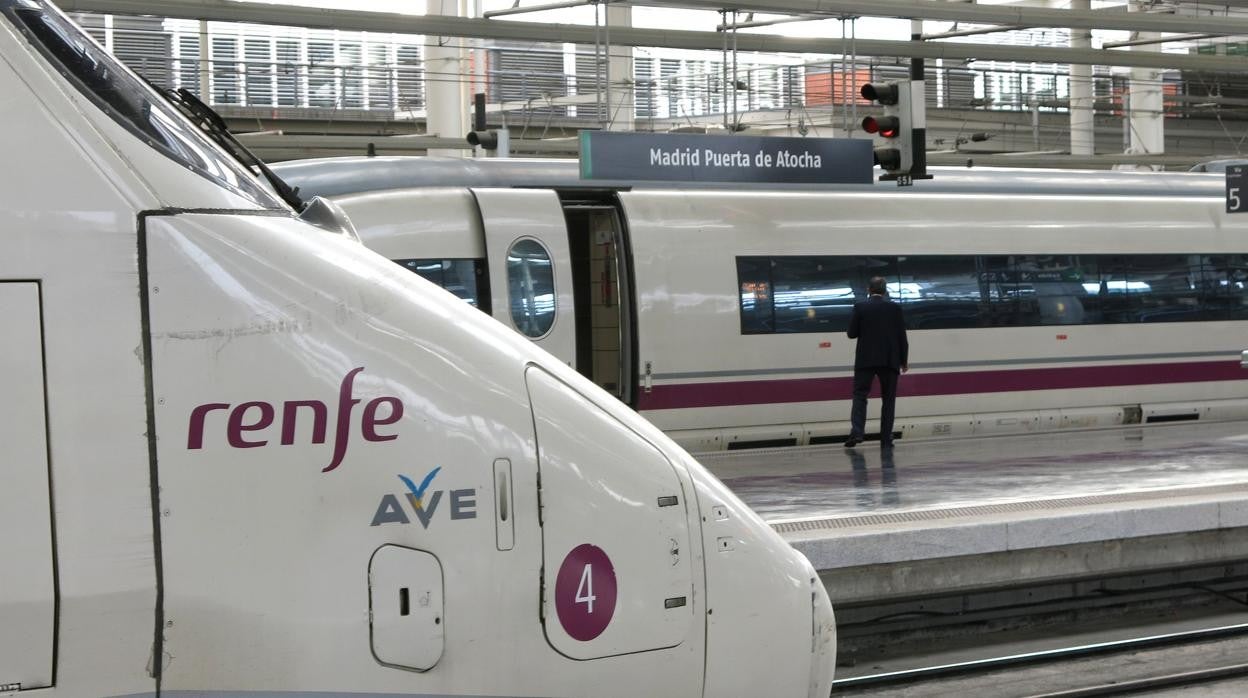 Trenes AVE en la estafción de Atocha (Madrid)
