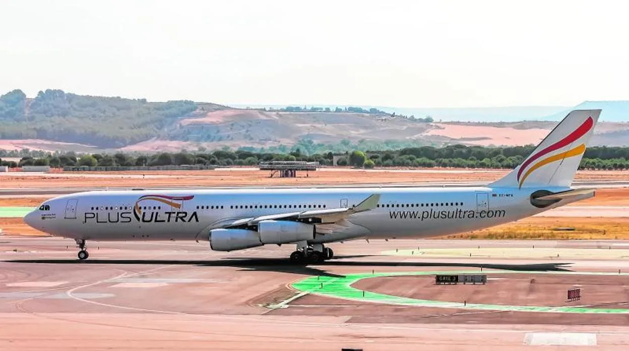Una aeronave de Plus Ultra despegando del aeropuerto de Madrid-Barajas con destino a Buenos Aires