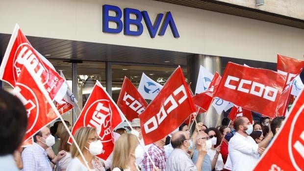 BBVA y sindicatos encaran el acuerdo y se dan hasta el 8 de junio para pactar el ERE