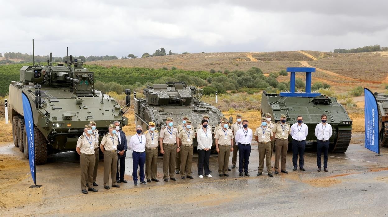 Los militares ante los carros blindados que se están fabricando en la planta de SBS de Alcalá de Guadaíra