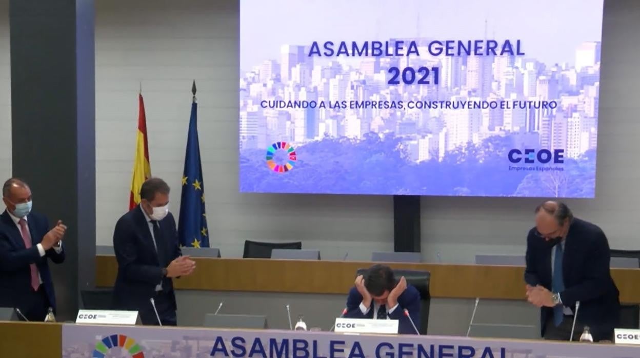 Garamendi (centro) emocionado al recibir este miércoles en Madrid la ovación y el aplauso de la asamblea general de la CEOE