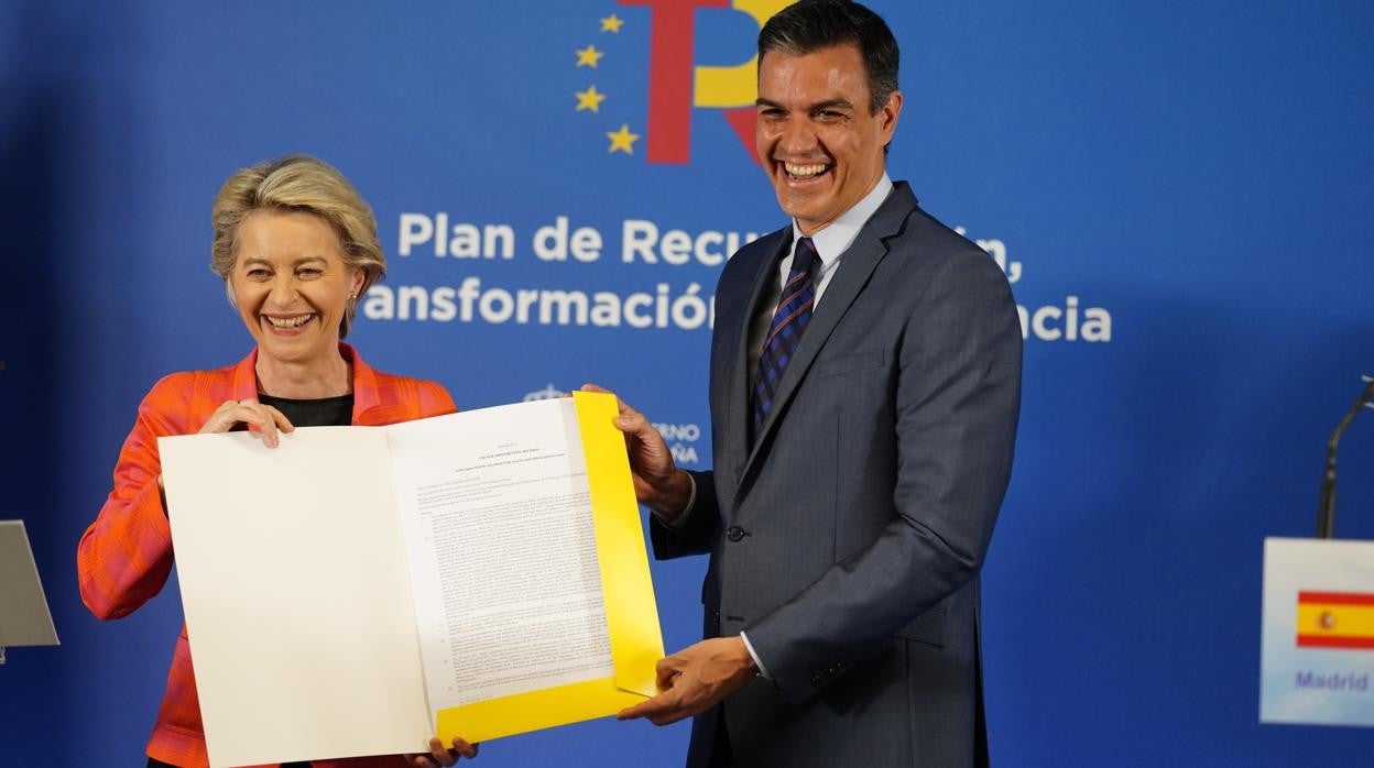 Ursula von der Leyen, presidenta de la Comisión Europea, y Pedro Sánchez, presidente del Gobierno de España