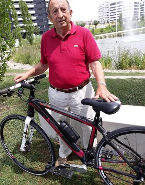 Fernando Irujo con una bicicleta que tiene colacadas las bielas que ha inventado